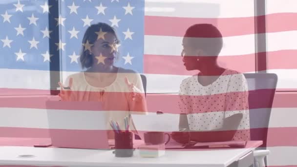 Animation Drapeau Des États Unis Amérique Sur Diverses Femmes Affaires — Video
