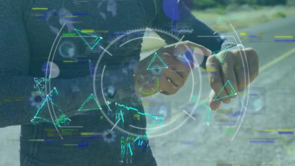 財務データ処理のアニメーションと原因アジアの男性ランナー上のスキャン範囲 グローバルビジネス デジタルインターフェースの概念デジタルで生成されたビデオ — ストック動画