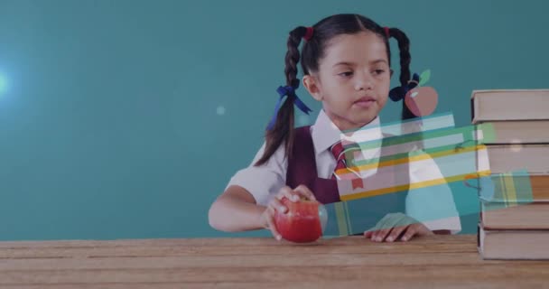 在快乐的女生身边翻动着书的动画 把苹果放在书架上 儿童图书日 数字生成的阅读和教育概念视频 — 图库视频影像