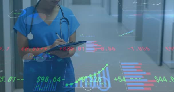 Animering Ekonomiska Data Behandling Över Biracial Kvinnlig Läkare Globalt Koncept — Stockvideo