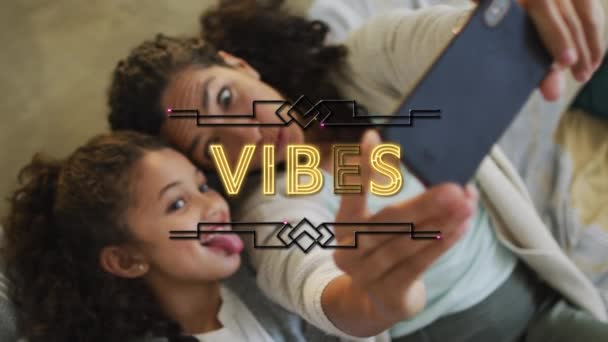 スマートフォンを使ってアフリカ系アメリカ人の母親と娘の笑顔をテキストでアニメーション化 ソーシャルメディアと通信インターフェースの概念デジタル生成されたビデオ — ストック動画
