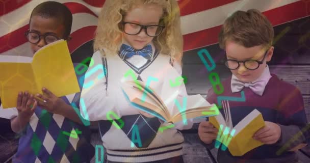 Animación Cartas Moviéndose Sobre Niños Escuela Leyendo Libros Contra Bandera — Vídeo de stock