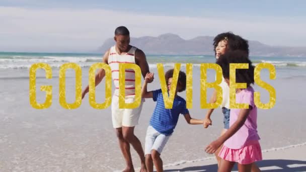 Animatie Van Goede Vibes Tekst Glimlachende Afrikaanse Amerikaanse Familie Wandelen — Stockvideo