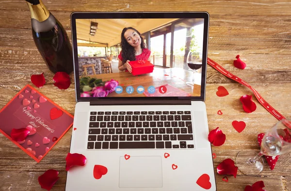 Lächelnde Junge Frau Mit Einem Geschenk Laptop Während Eines Videogesprächs — Stockfoto