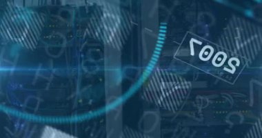 Sunucu odasında küresel ve finansal veri işleme animasyonu. küresel iş, finans ve dijital arayüz kavramı dijital olarak oluşturulmuş video.