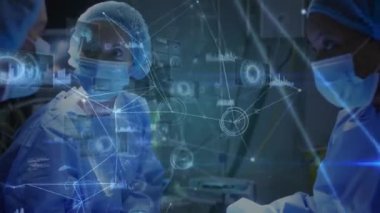 Çeşitli cerrahlar üzerinde bağlantı ve veri işleme ağının animasyonu. küresel tıp, sağlık ve teknoloji konsepti dijital olarak üretilen video.