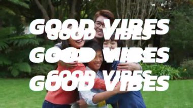 Gülümseyen Asyalı aile kucaklaşması üzerine iyi titreşimlerin animasyonu. Sosyal medya ve iletişim arayüzü kavramı dijital olarak oluşturulmuş video.