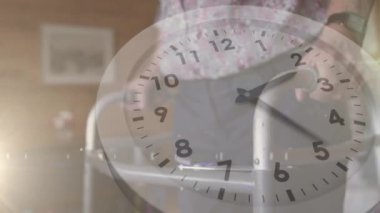 Kafkasyalı yaşlı bir çiftin saatinin animasyonu. dijital olarak üretilen video sağlık, fitness ve veri işleme kavramı.