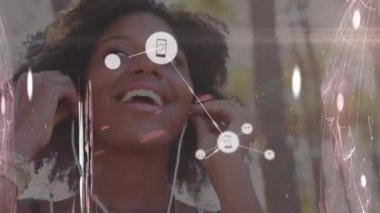 Afro-Amerikan kadınlarının gülümsemesi üzerine ikonlarla olan bağlantıların animasyonu. küresel iş, finans, bağlantılar ve dijital arayüz konsepti dijital olarak oluşturulmuş video.