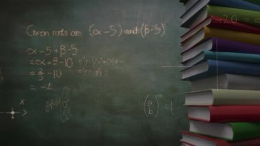 Matematiksel denklemlerin animasyonu kitap yığınının üzerinde. eğitim, bilim, öğrenme ve bilgi konsepti dijital olarak oluşturulmuş video.