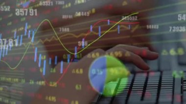 Klavyede el yazısı yerine finansal veri işleme animasyonu. küresel iş, finans ve dijital arayüz kavramı dijital olarak oluşturulmuş video.