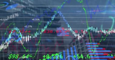 Şehir manzarası üzerinde finansal veri işleme animasyonu. küresel iş, finans, bağlantılar ve dijital arayüz konsepti dijital olarak oluşturulmuş video.