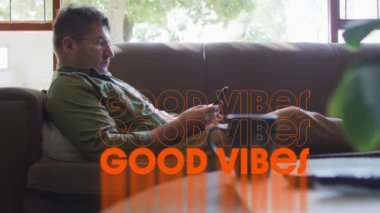 Akıllı telefon kullanan beyaz bir adam üzerinden iyi titreşimlerin animasyonu. Sosyal medya ve iletişim arayüzü kavramı dijital olarak oluşturulmuş video.