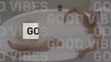 Afro-Amerikan bir kadının banyo yapması üzerine iyi titreşimlerin animasyonu. Sosyal medya ve iletişim arayüzü kavramı dijital olarak oluşturulmuş video.