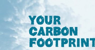 Bulutların üzerindeki karbon ayak izi metninin animasyonu. küresel çevre, yeşil enerji ve dijital arayüz konsepti dijital olarak oluşturulmuş video.