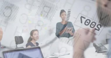 Ofisteki çeşitli iş adamlarının finansal veri işleme ve küresinin animasyonu. küresel iş, finans ve dijital arayüz kavramı dijital olarak oluşturulmuş video.