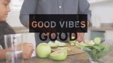 Çift ırklı anne ve kızının yemek pişirmesi üzerine iyi titreşimlerin animasyonu. Sosyal medya ve iletişim arayüzü kavramı dijital olarak oluşturulmuş video.