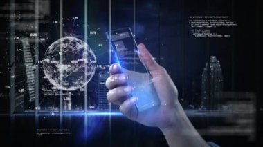Akıllı telefon kullanan beyaz bir kadın için finansal veri işleme animasyonu. küresel iş, finans, bağlantılar ve dijital arayüz konsepti dijital olarak oluşturulmuş video.