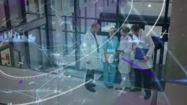 Çeşitli doktorlar arasında bağlantı ve veri işleme ağının animasyonu. küresel tıp, sağlık ve teknoloji konsepti dijital olarak üretilen video.