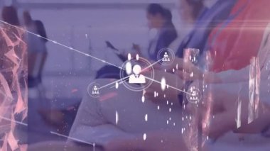 Akıllı telefon kullanan bir grup iş adamının finansal veri işleme animasyonu. küresel iş, finans, bağlantılar ve dijital arayüz konsepti dijital olarak oluşturulmuş video.