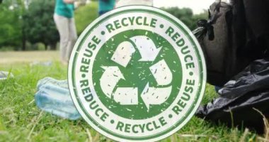 Parkta temizlik yapan gönüllülerin geri dönüşüm ikonunun canlandırılması. küresel çevre, yeşil enerji ve dijital arayüz konsepti dijital olarak oluşturulmuş video.