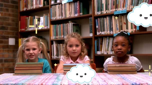 Animación Nubes Marcadores Moviéndose Sobre Niños Felices Escuela Con Libros — Vídeo de stock