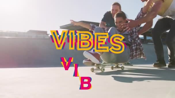 Animación Buenas Vibraciones Texto Sobre Sonrientes Amigos Caucásicos Skateboarding Concepto — Vídeo de stock
