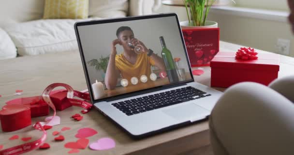 ノートパソコンでバレンタインデーのビデオ通話をするワインを持つ出生者 バレンタインデーのお祝いロマンス通信技術 — ストック動画