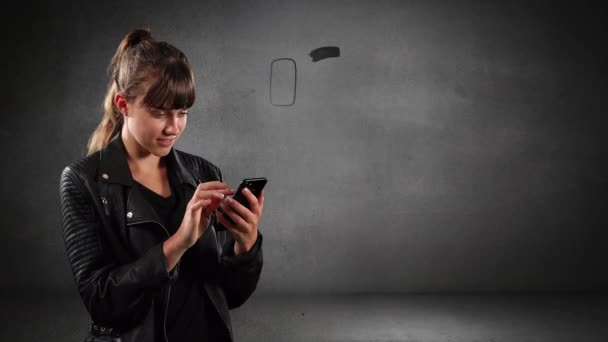 Animazione Donna Caucasica Sorridente Utilizzando Smartphone Sopra Icone Aziendali Business — Video Stock