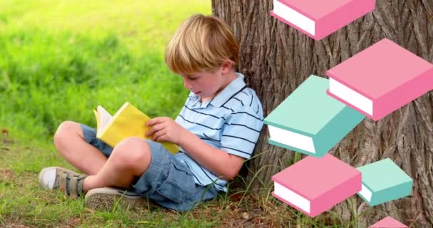 Анімація Книг Рухаються Над Хлопчиком Читаючи Книгу Спираючись Дерево Дитячий — стокове відео