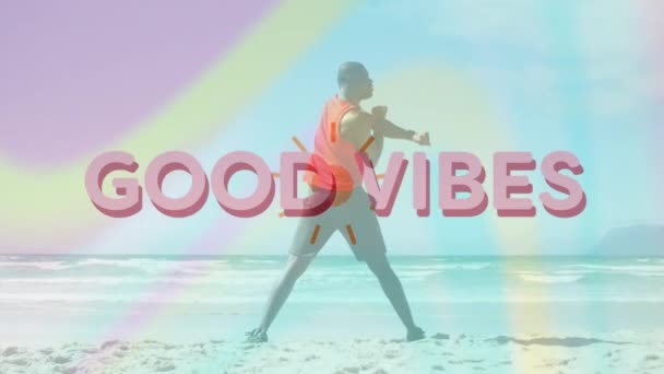 Animación Buenas Vibraciones Texto Sobre Hombre Afroamericano Haciendo Ejercicio Playa — Vídeo de stock