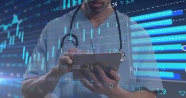 Tablet kullanan çift ırklı erkek doktorun finansal veri işleme animasyonu. küresel tıp, sağlık ve teknoloji konsepti dijital olarak üretilen video.
