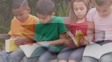 Çocukların bankta kitap okuması üzerine kitap açılışı animasyonu. Çocuk kitabı günü, okuma ve eğitim konsepti dijital olarak oluşturulmuş video.