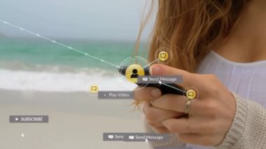 Sosyal medya simgelerinin animasyonu ve akıllı telefon kullanan beyaz kadın üzerindeki bağlantı ağı. küresel sosyal medya, bağlantılar, iletişim ve teknoloji konsepti dijital olarak oluşturulmuş video.