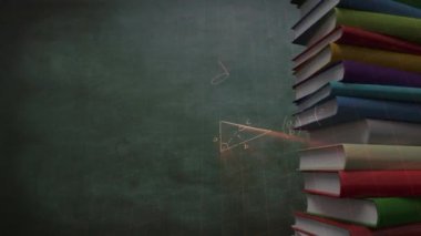 Matematiksel denklemlerin animasyonu kitap yığınının üzerinde. eğitim, bilim, öğrenme ve bilgi konsepti dijital olarak oluşturulmuş video.