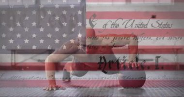 Amerika Birleşik Devletleri bayrağının erkek askerin topla şınav çekmesi üzerine canlandırılması. Amerikan vatanseverliği, bağımsızlık ve silahlı kuvvetler konsepti dijital olarak üretilen video.