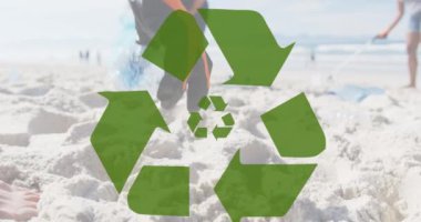 Gönüllülerin plajı temizlemesi üzerine geri dönüşüm ikonu. küresel çevre, yeşil enerji ve dijital arayüz konsepti dijital olarak oluşturulmuş video.
