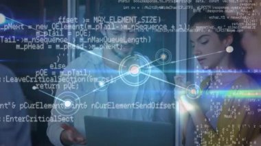 Ofisteki bir grup iş adamının finansal veri işleme animasyonu. küresel iş, finans, bağlantılar ve dijital arayüz konsepti dijital olarak oluşturulmuş video.