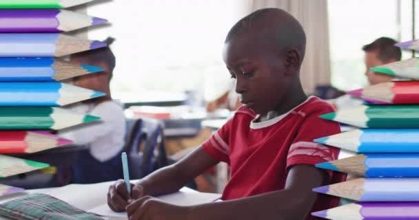 Animation Crayons Colorés Sur Écolier Afro Américain Concept Éducation Apprentissage — Video
