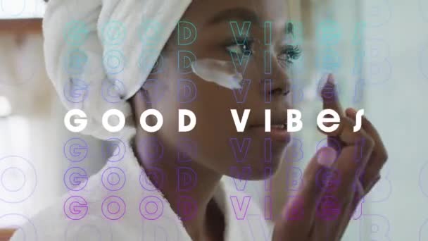 Animación Texto Buenas Vibraciones Sobre Mujer Afroamericana Usando Crema Baño — Vídeos de Stock