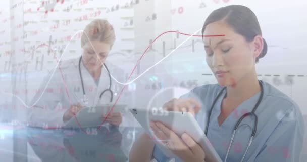 为不同的女医生提供财务数据处理的动力 全球医学 医疗保健和技术概念数码视频 — 图库视频影像