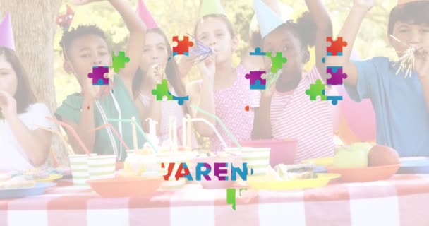 パズルやパーティーでの多様な子供たちに対する自閉症の意識月のテキストのアニメーション 自閉症の認知月とお祝いの概念デジタル生成されたビデオ — ストック動画