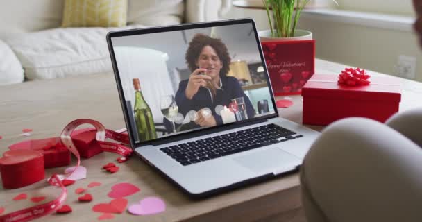 Щасливий Чоловік Вином Робить День Валентинки Відеодзвінок Ноутбук Святкування Дня — стокове відео