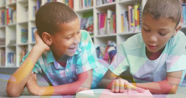 Анімація Книг Рухаються Над Щасливими Школярами Читають Книгу Школі Дитячий — стокове відео