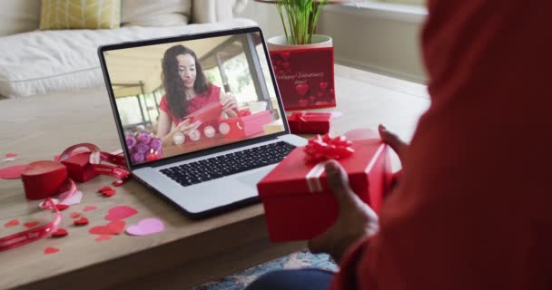 Mujer Biracial Feliz Con Vitiligo Leyendo Tarjeta San Valentín Videollamada — Vídeo de stock