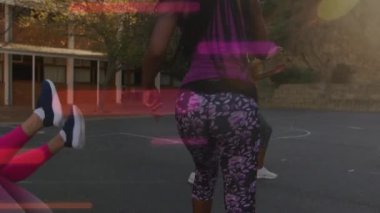 Afrika kökenli Amerikalı bir kadının egzersiz yapması üzerine yazılan titreşimlerin animasyonu. Sosyal medya ve iletişim arayüzü kavramı dijital olarak oluşturulmuş video.