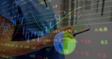 Çift ırklı kadın doktor üzerinden finansal veri işleme animasyonu. küresel tıp, sağlık ve teknoloji konsepti dijital olarak üretilen video.