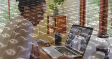 Kafkas kadının dizüstü bilgisayarında video kaydı olması üzerine ikili kodlama animasyonu. küresel iş, finans, bağlantılar ve dijital arayüz konsepti dijital olarak oluşturulmuş video.