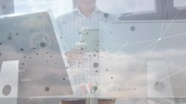 Kafkas işadamının ofisindeki finansal veri işleme animasyonu. küresel iş, finans, bağlantılar ve dijital arayüz konsepti dijital olarak oluşturulmuş video.