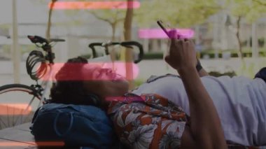 Akıllı telefon kullanan gülümseyen Afrikalı Amerikalı bir adam üzerinden titreşimlerin animasyonu. Sosyal medya ve iletişim arayüzü kavramı dijital olarak oluşturulmuş video.